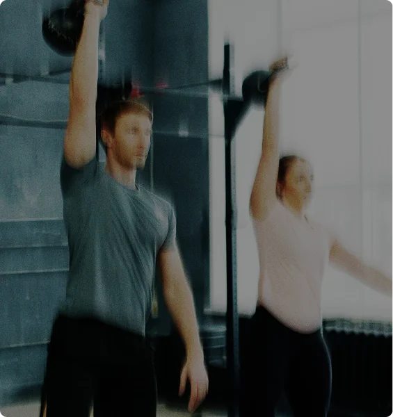 Atletas entrenando en el gimnasio — comunidad y fidelización